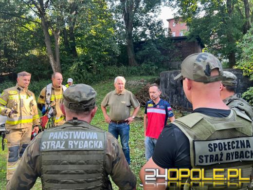 Beczka po chemikaliach wyłowiona z Odry