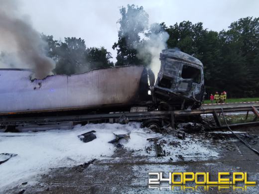 Dwie ciężarówki zderzyły się na A4 - Autostrada jest całkowicie zablokowana