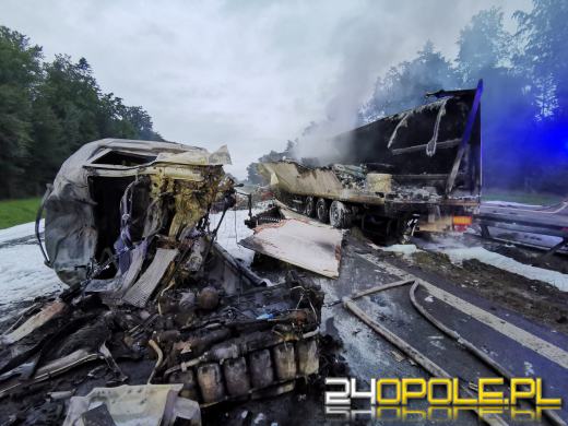 Dwie ciężarówki zderzyły się na A4 - Autostrada jest całkowicie zablokowana