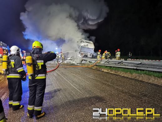 Dwie ciężarówki zderzyły się na A4 - Autostrada jest całkowicie zablokowana