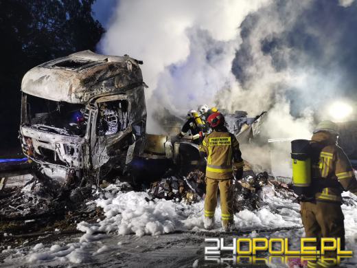 Dwie ciężarówki zderzyły się na A4 - Autostrada jest całkowicie zablokowana