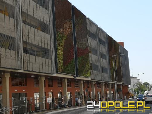 Ostatnie prace wykończeniowe w centrum przesiadkowym Opole Główne