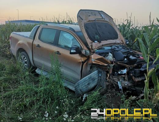 76-latek wymusił pierwszeństwo przejazdu - zderzenia Citroena i Forda w Olszowej