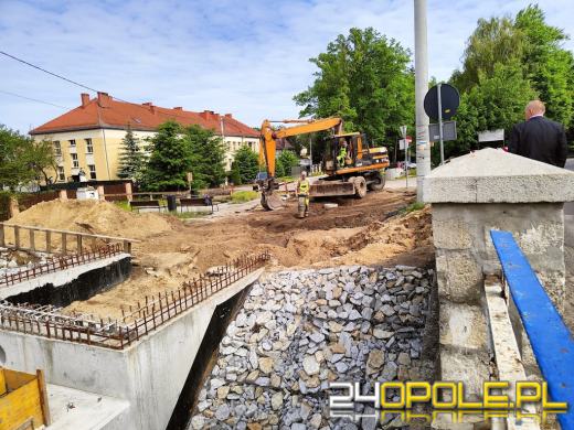 Stalowa kładka przy moście w Turawie prawie gotowa!