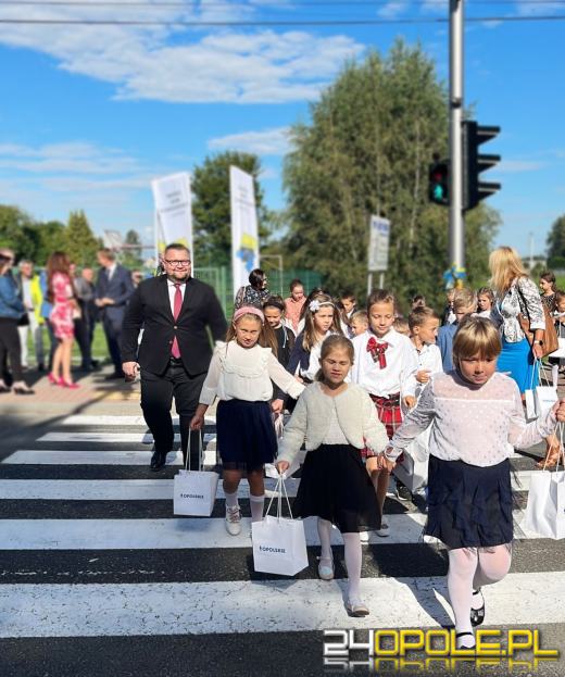 W Dobrzeniu Wielkim powstało bezpieczne przejście dla pieszych