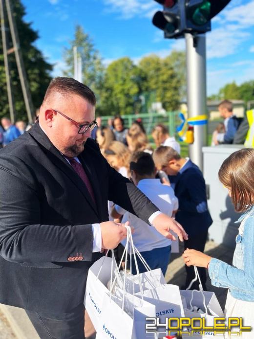 W Dobrzeniu Wielkim powstało bezpieczne przejście dla pieszych