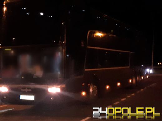 Przewozili 61 osób w autokarze. Kierowcy bez badań i uprawnień