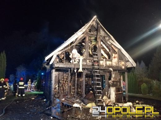 Nocna akcja strażaków w Niwkach. W ogniu drewniany budynek