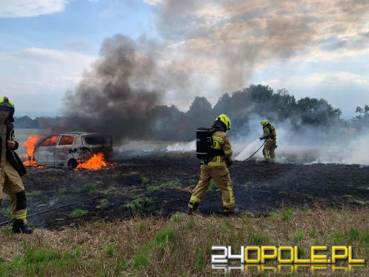 Pożar osobowego mitsubishi na polu. Prawodpodbnie doszło do podpalenia