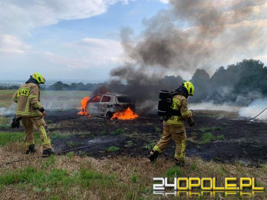 Pożar osobowego mitsubishi na polu. Prawodpodbnie doszło do podpalenia