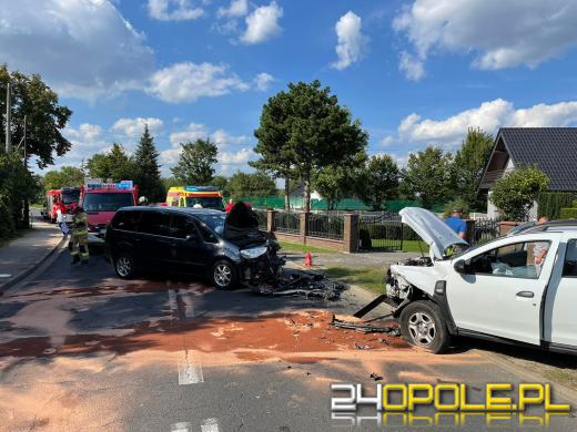 Czołowe zderzenie dwóch pojazdów na Krzanowickiej w Opolu
