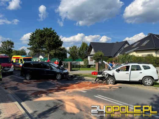 Czołowe zderzenie dwóch pojazdów na Krzanowickiej w Opolu