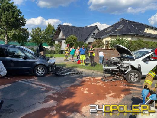 Czołowe zderzenie dwóch pojazdów na Krzanowickiej w Opolu