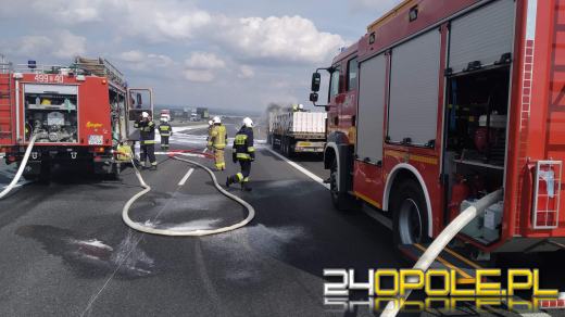 Samochód ciężarowy płonął na autostradzie. Droga była nieprzejezdna długi czas