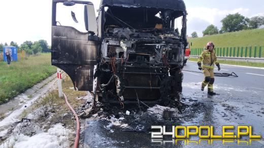 Samochód ciężarowy płonął na autostradzie. Droga była nieprzejezdna długi czas