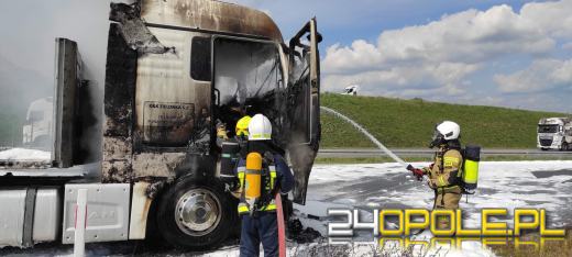Samochód ciężarowy płonął na autostradzie. Droga była nieprzejezdna długi czas