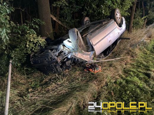 Dachowanie samochodu osobowego na 274 km Autostrady A4. Dwie osoby ranne