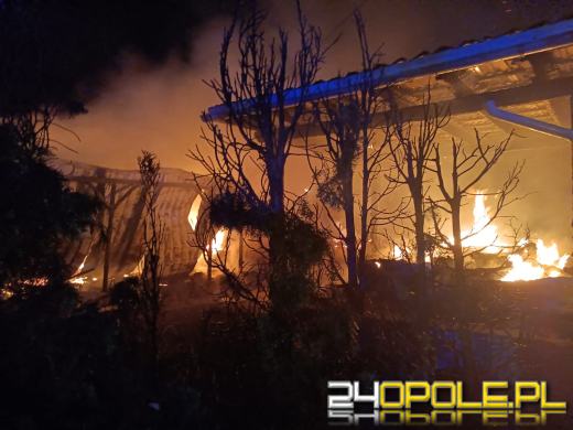 Nocna akcja strażaków w Turawie. Duży pożar zabudowań na Turawa- Rybaczówka