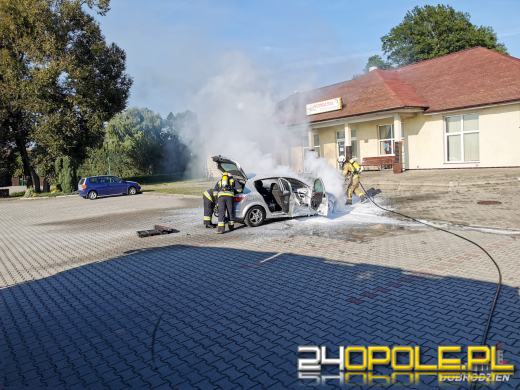 Trzy zastępy straży zadysponowane do płonącego opla w Dobrodzieniu