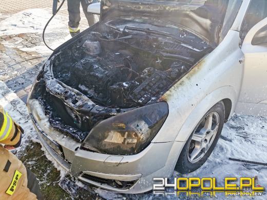 Trzy zastępy straży zadysponowane do płonącego opla w Dobrodzieniu