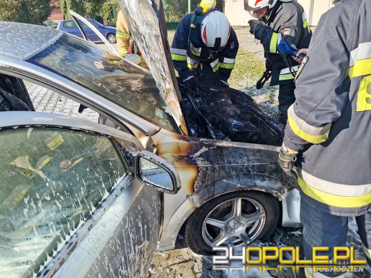 Trzy zastępy straży zadysponowane do płonącego opla w Dobrodzieniu