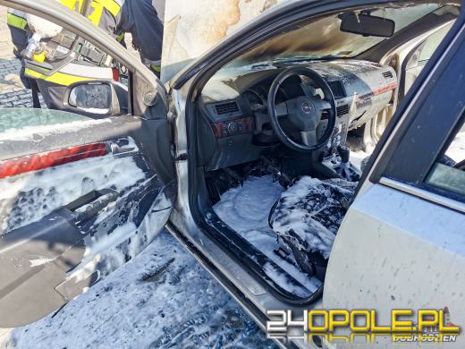 Trzy zastępy straży zadysponowane do płonącego opla w Dobrodzieniu