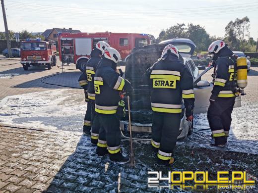 Trzy zastępy straży zadysponowane do płonącego opla w Dobrodzieniu