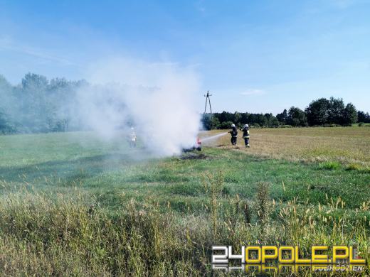 Strażacy wezwani do pożaru prasy do słomy w gminie Dobrodzień