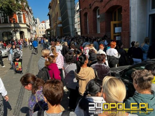 Caritas wznowił wydawanie paczek Uchodźcom. Ustawiły się wielkie kolejki