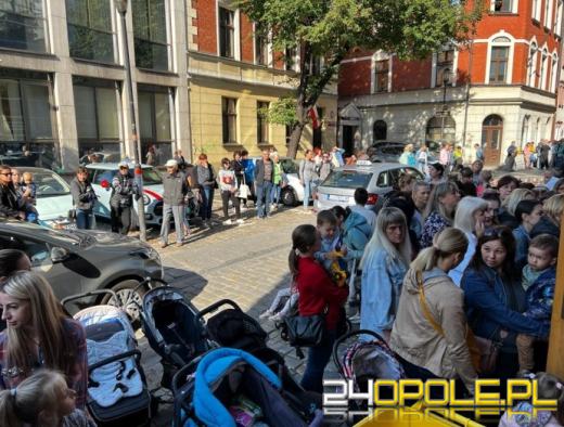 Caritas wznowił wydawanie paczek Uchodźcom. Ustawiły się wielkie kolejki