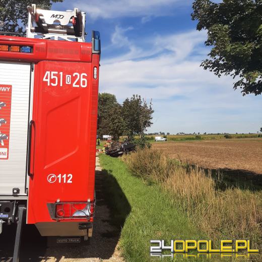 Dachowanie samochodu osobowego na DW451 na wysokości miejscowości Bukowie