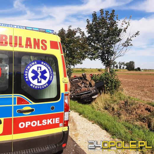 Dachowanie samochodu osobowego na DW451 na wysokości miejscowości Bukowie