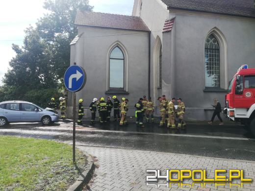 Wypadek w Dobrzeniu Wielkim. Kierowca osobówki uderzył w mury kościoła