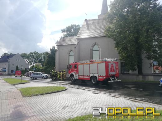 Wypadek w Dobrzeniu Wielkim. Kierowca osobówki uderzył w mury kościoła
