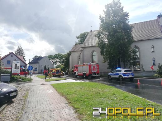 Wypadek w Dobrzeniu Wielkim. Kierowca osobówki uderzył w mury kościoła