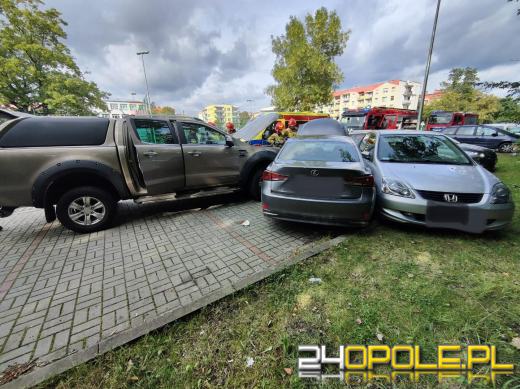 Staranował zaparkowane na parkingu auta. Trafił do szpitala