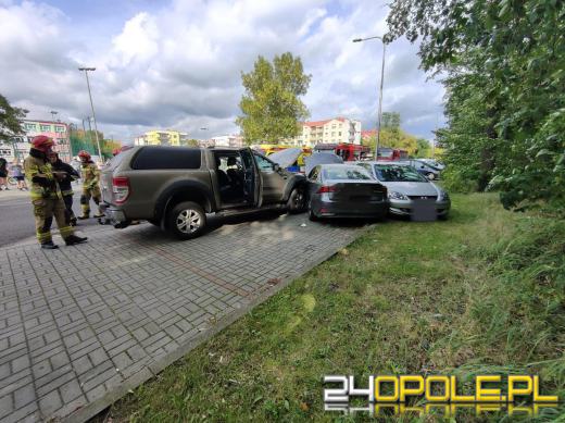 Staranował zaparkowane na parkingu auta. Trafił do szpitala