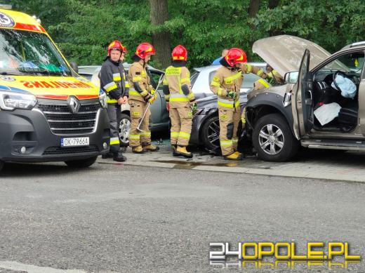 Staranował zaparkowane na parkingu auta. Trafił do szpitala