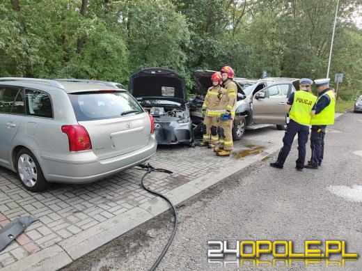Staranował zaparkowane na parkingu auta. Trafił do szpitala