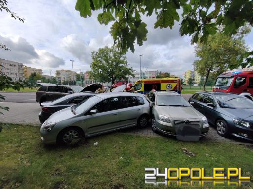 Staranował zaparkowane na parkingu auta. Trafił do szpitala