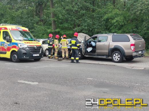 Staranował zaparkowane na parkingu auta. Trafił do szpitala