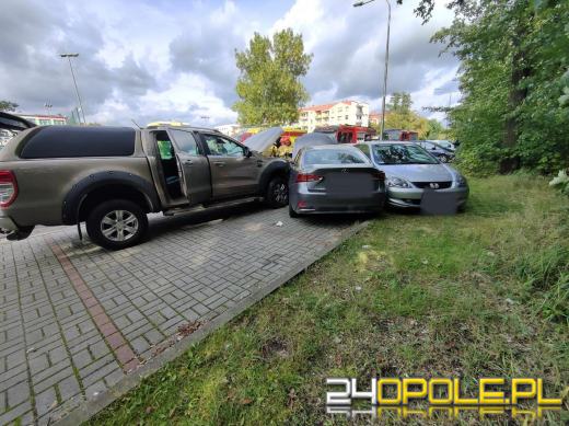 Staranował zaparkowane na parkingu auta. Trafił do szpitala