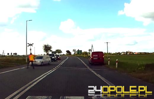 Niebezpieczne manewry tuż przy torach. Nieodpowiedzialnym kierowcą zajmuje się policja