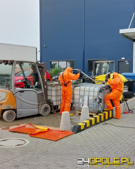 Działania straży na Partyzanckiej w Opolu. Rozszczelnił się zbiornik z kwasem