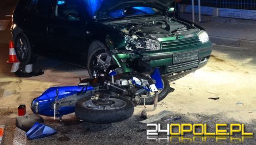 Nieletni na motocyklu zderzył się z osobówką. Nie miał uprawnień do kierowania