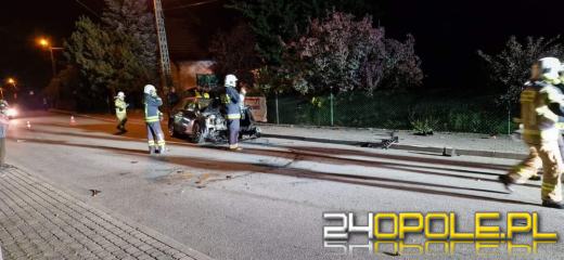 Wypadek w Mochowie. Auto staranowało ogrodzenie posesji