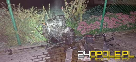 Wypadek w Mochowie. Auto staranowało ogrodzenie posesji