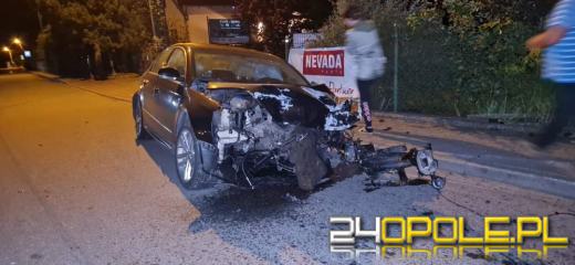 Wypadek w Mochowie. Auto staranowało ogrodzenie posesji