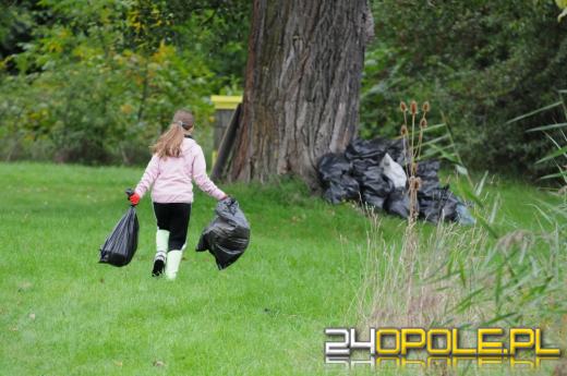 Akcja sprzątania w Opolu. Za zebrane śmieci odebrali książki
