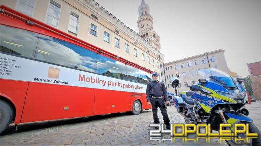 Policjanci zachęcali i oddawali krew na opolskim rynku 